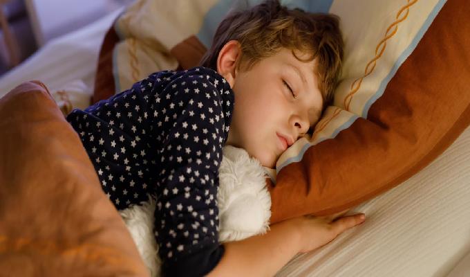 Enseña de manera divertida a los niños por qué es importante dormir