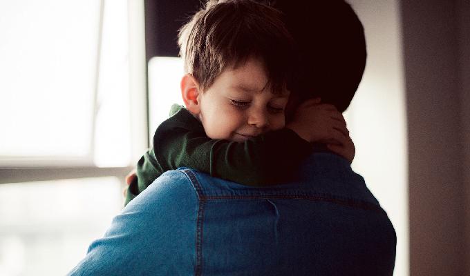 Porqué es importante abrazar a tu hija o hijo